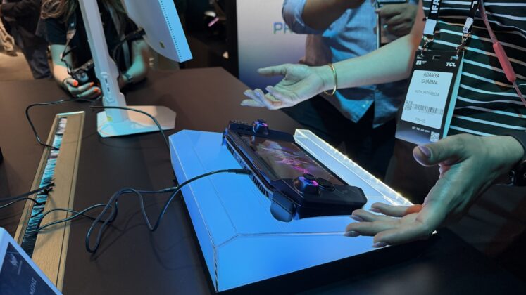 Acer&rsquo;s DualPlay Mini Concept Points to a More Flexible Gaming Handheld