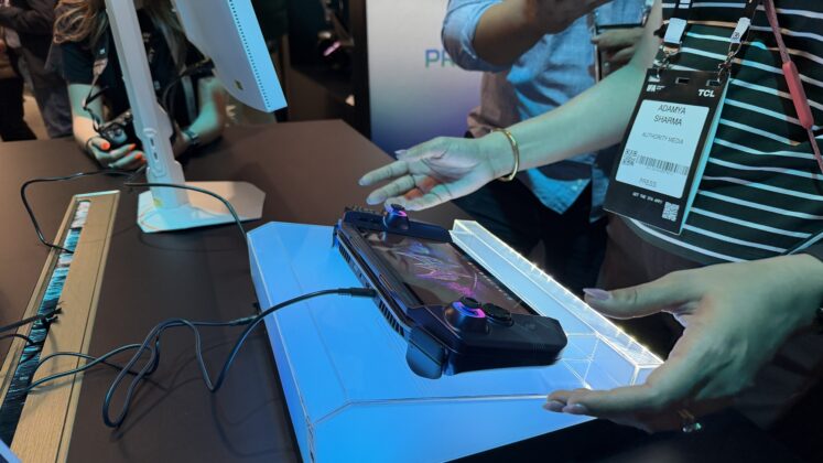 Acer&rsquo;s DualPlay Mini Concept Points to a More Flexible Gaming Handheld