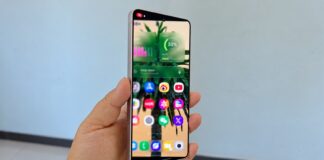 Samsung Galaxy S26 Ultra displaying a simulated foldable-phone interface animation.