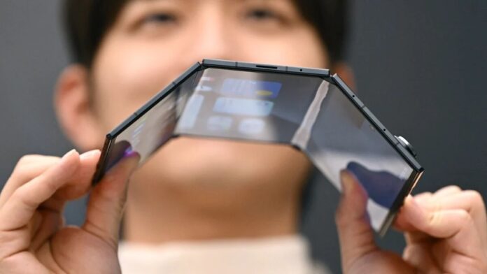 samsung-galaxy-z-trifold-2-galaxy-z-trifold-cover-a96735-001 Samsung Galaxy Z TriFold foldable phone shown in a promotional image