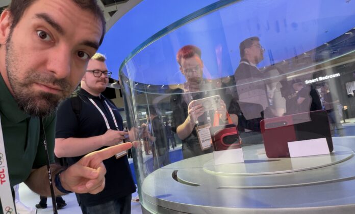 xiaomi-18-fold-xiaomi-xring-o3-cover-a96390-002 Xiaomi 18 Fold foldable phone displayed at IFA 2026