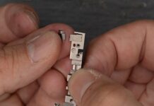 Broken iPhone Duo Hinge Part Offers a New Clue to Inner-Screen Cracks Broken iPhone Duo Hinge Part Offers a New Clue to Inner-Screen Cracks
