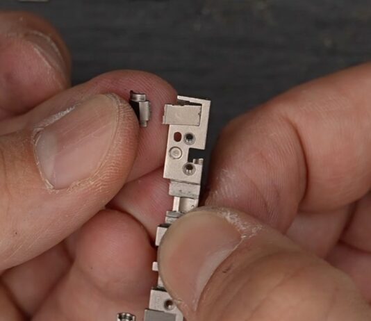 Broken iPhone Duo Hinge Part Offers a New Clue to Inner-Screen Cracks Broken iPhone Duo Hinge Part Offers a New Clue to Inner-Screen Cracks