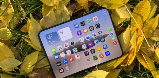 Apple Acknowledges iPhone Duo Inner-Display Issue, Says Affected Units Can Be Replaced Apple Acknowledges iPhone Duo Inner-Display Issue, Says Affected Units Can Be Replaced