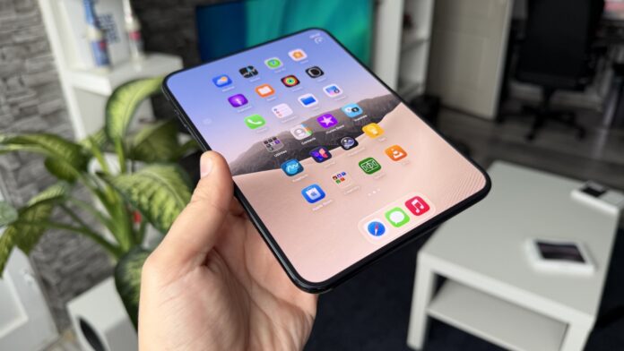 iphone-duo-apple-telefoane-pliabile-cover-a97953-001 Apple iPhone Duo foldable phone shown open with its large inner display